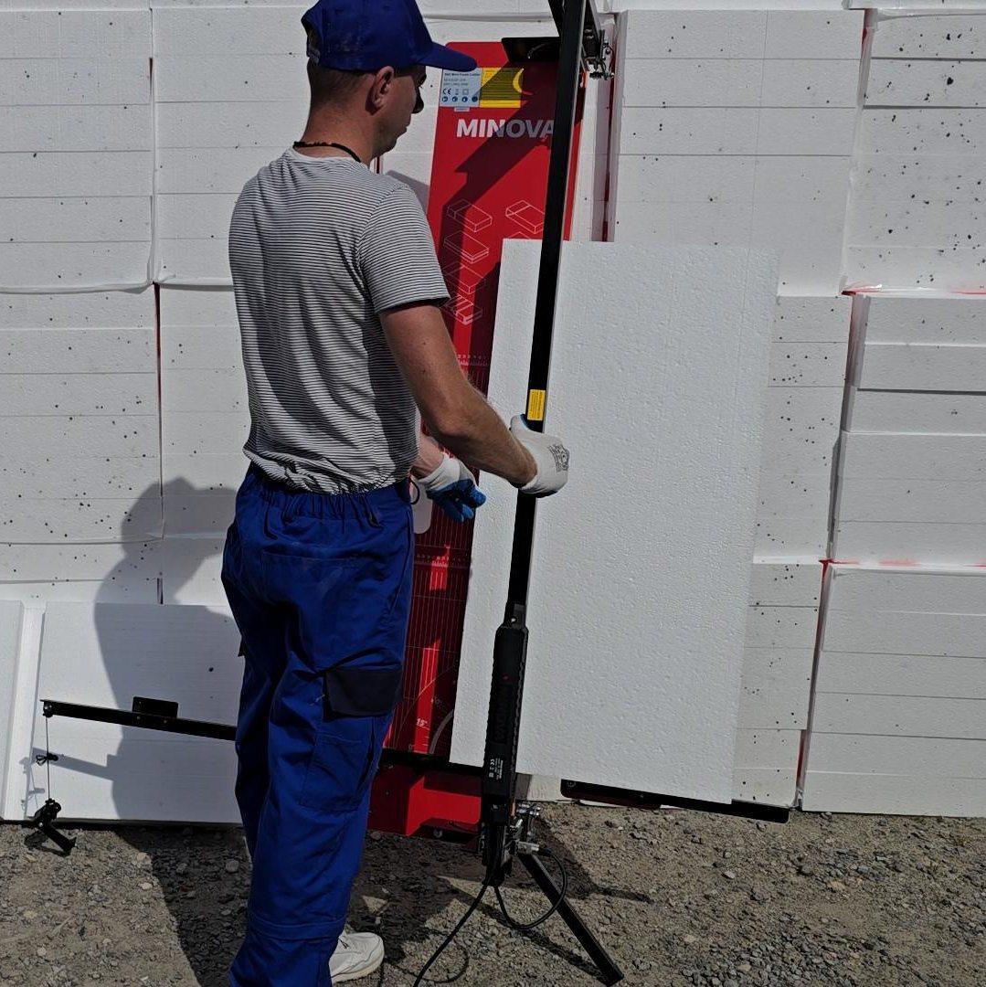 ciecie styropianu na budowie