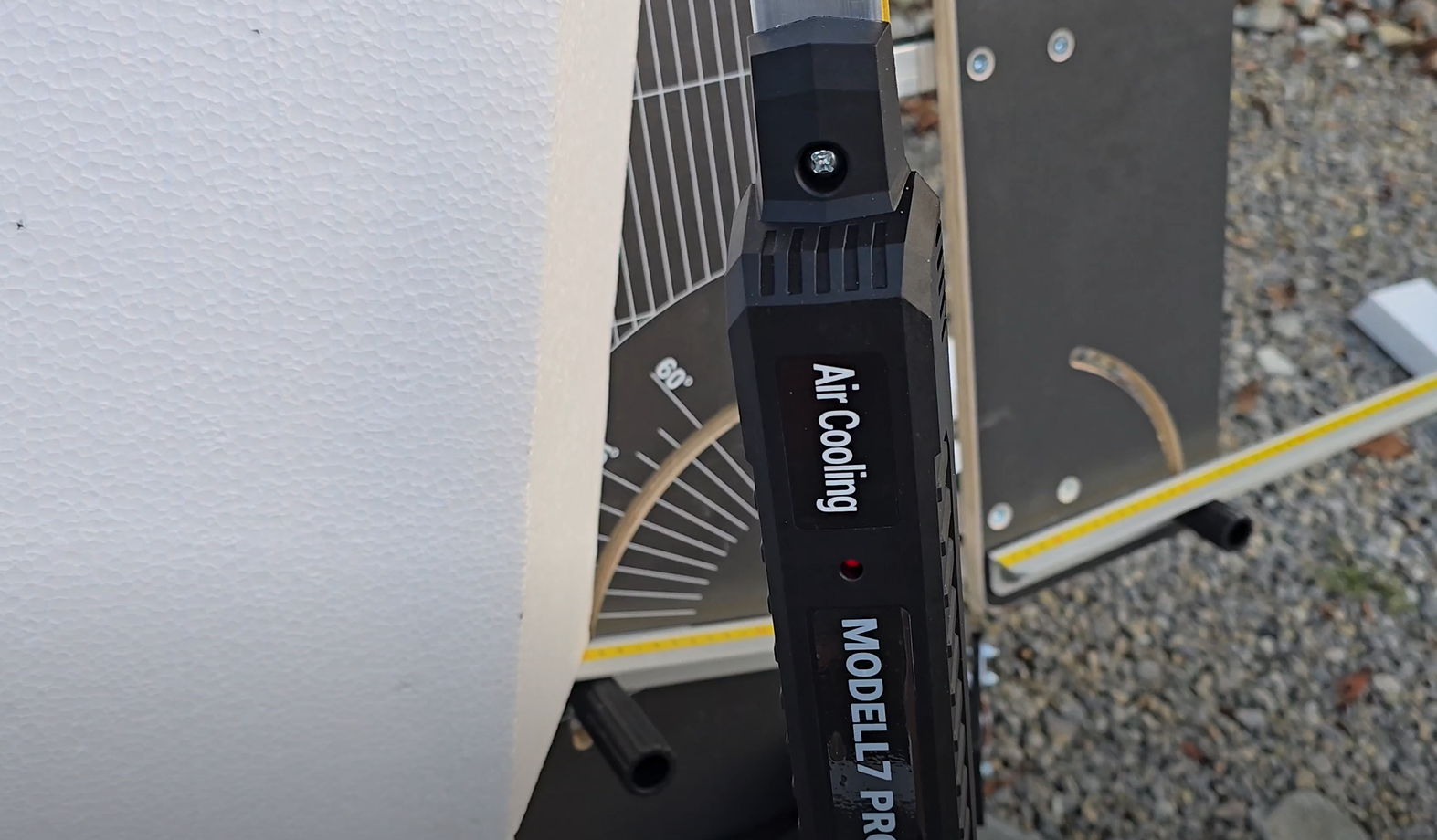 Przecinarka drutowa do pianki polistyrenowej, z etykietą „Air Cooling” i czerwonym światłem.