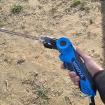 Narzędzie do cięcia Minova, elektronarzędzie w ręce, gotowe do cięcia styropianu.